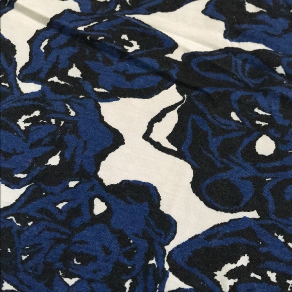 BLUE AND BLACK ROSE DETAILED TANK TOP - Picture 4 of 4